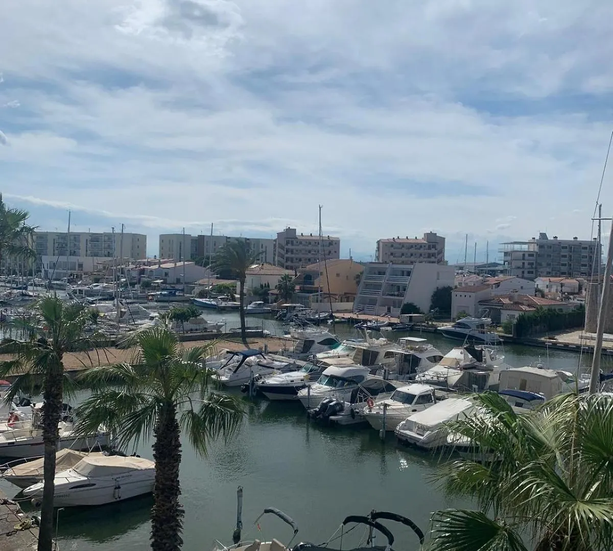 Apartamento De Dos Habitaciones Con Terraza Y Plaza De Aparcamiento Roses 0*,