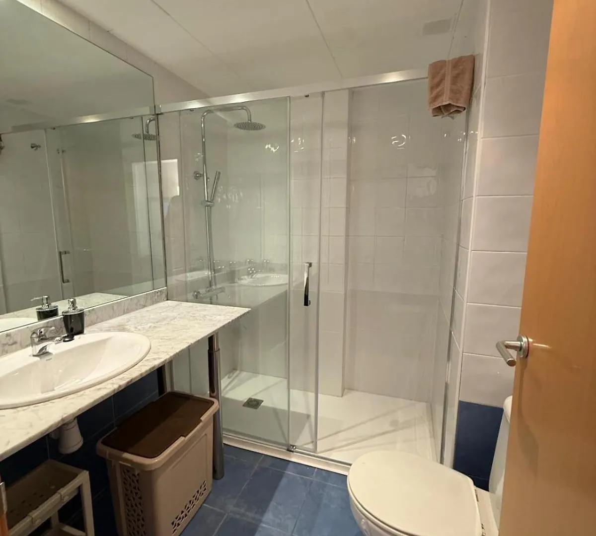 Apartamento De Dos Habitaciones Con Terraza Y Plaza De Aparcamiento Roses