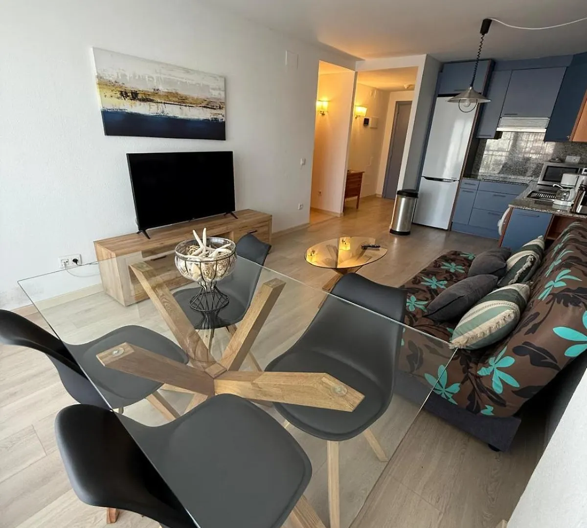 Apartamento De Dos Habitaciones Con Terraza Y Plaza De Aparcamiento Roses